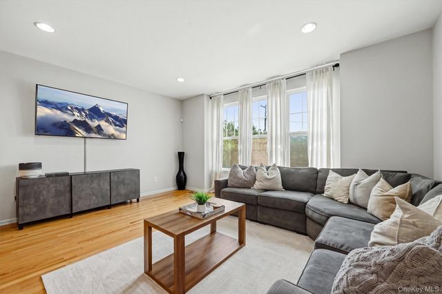 806 Hawthorn Way, New Windsor, NY 12553