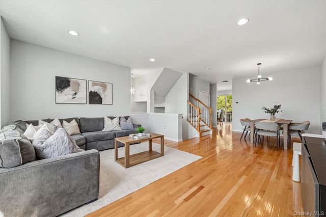 806 Hawthorn Way, New Windsor, NY 12553