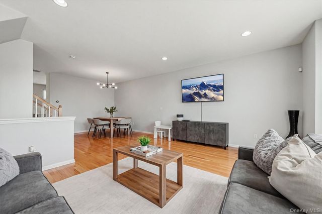 806 Hawthorn Way, New Windsor, NY 12553