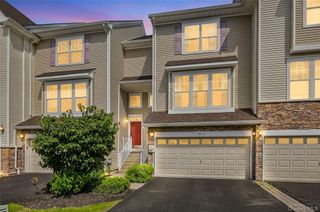 806 Hawthorn Way, New Windsor, NY 12553