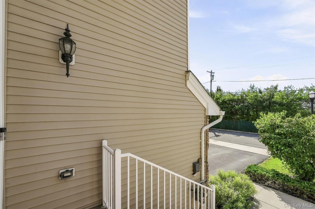 806 Hawthorn Way, New Windsor, NY 12553 — photo 3