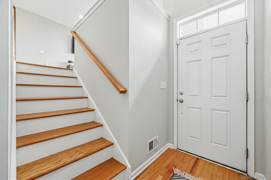 806 Hawthorn Way, New Windsor, NY 12553 — photo 5