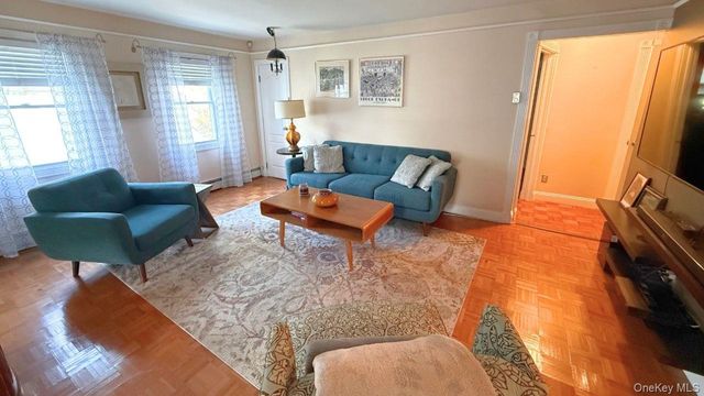 72 Avenue B, Holbrook, NY 11741