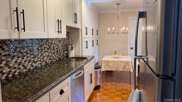 72 Avenue B, Holbrook, NY 11741