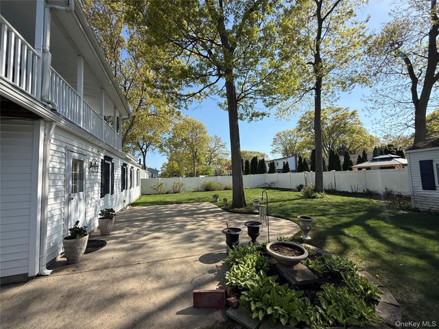 72 Avenue B, Holbrook, NY 11741