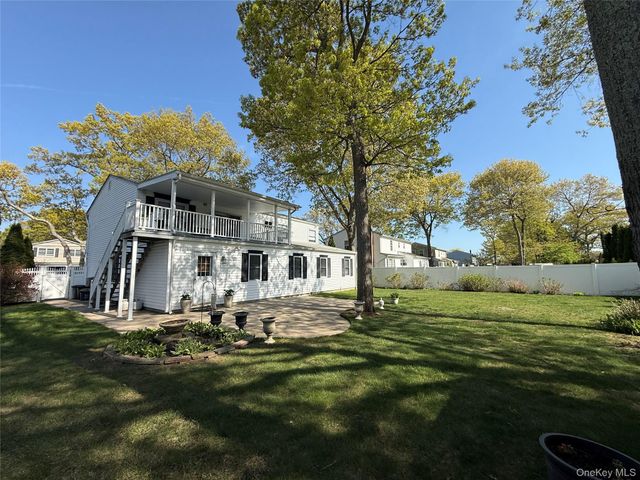 72 Avenue B, Holbrook, NY 11741