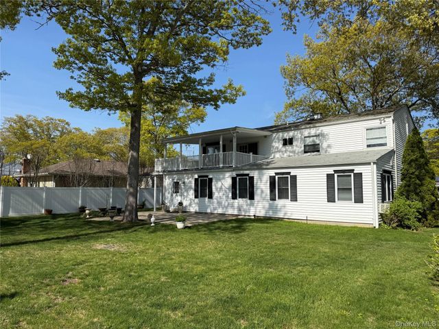 72 Avenue B, Holbrook, NY 11741