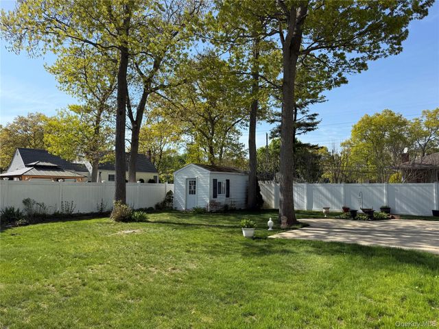 72 Avenue B, Holbrook, NY 11741
