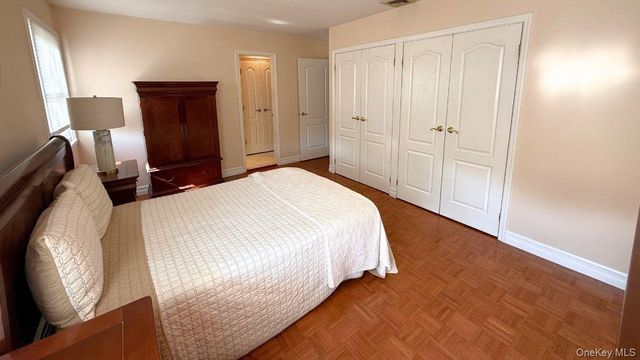 72 Avenue B, Holbrook, NY 11741