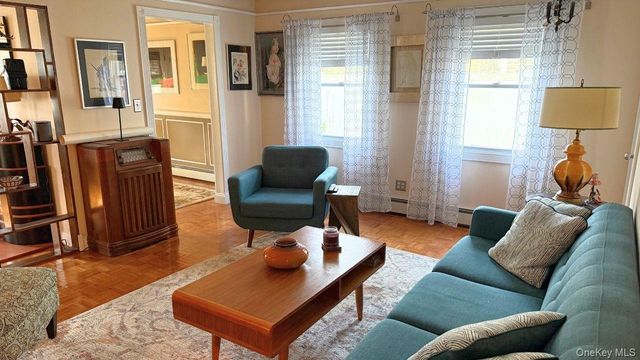72 Avenue B, Holbrook, NY 11741