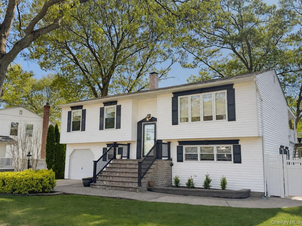 72 Avenue B, Holbrook, NY 11741