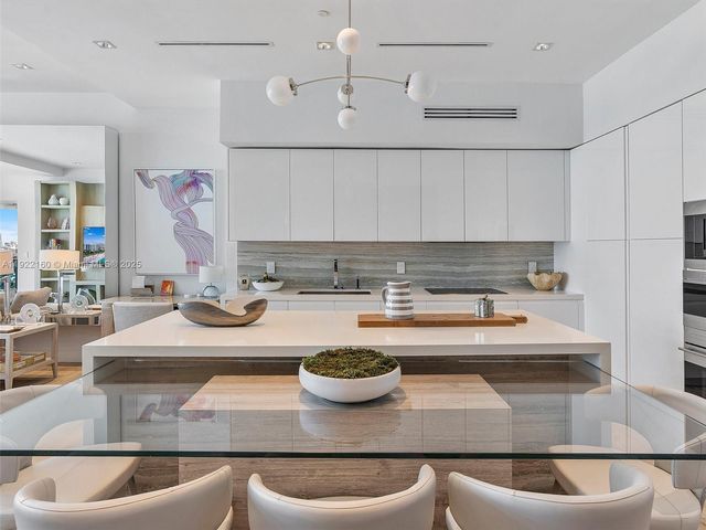 102 24th St PH-1613, Miami Beach, FL 33139