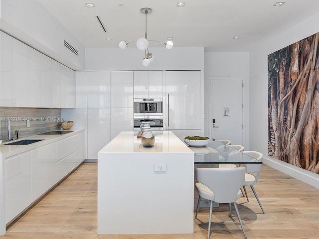 102 24th St PH-1613, Miami Beach, FL 33139