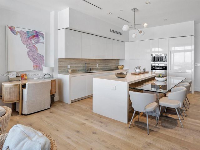 102 24th St PH-1613, Miami Beach, FL 33139