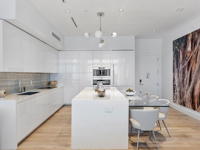 102 24th St PH-1613, Miami Beach, FL 33139