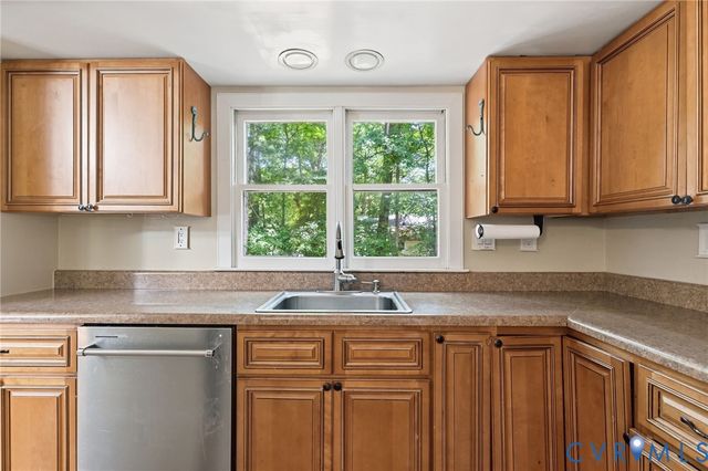 5613 Woods Walk Rd, Midlothian, VA 23112