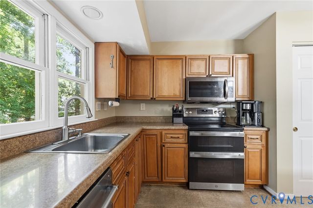 5613 Woods Walk Rd, Midlothian, VA 23112