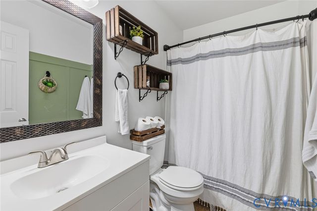 5613 Woods Walk Rd, Midlothian, VA 23112