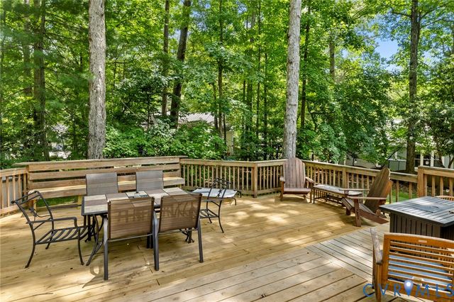 5613 Woods Walk Rd, Midlothian, VA 23112