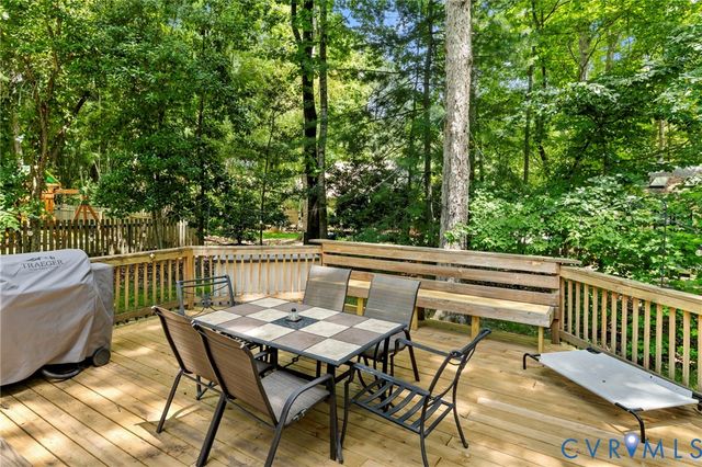 5613 Woods Walk Rd, Midlothian, VA 23112