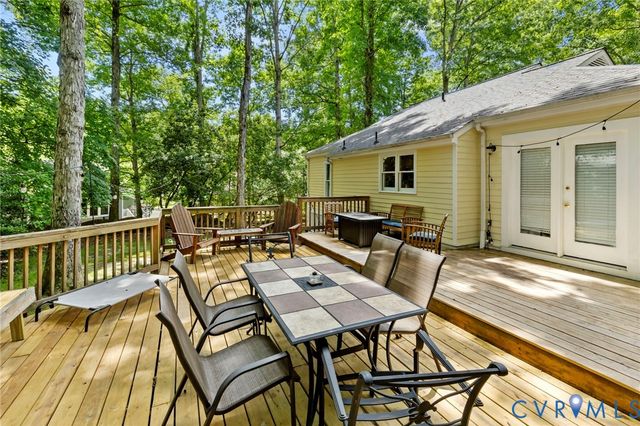 5613 Woods Walk Rd, Midlothian, VA 23112