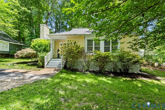 5613 Woods Walk Rd, Midlothian, VA 23112