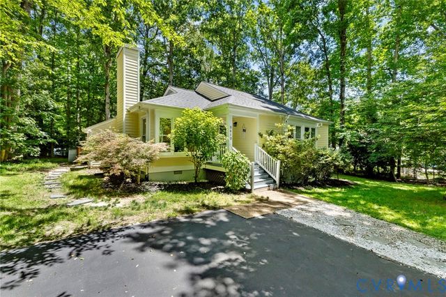 5613 Woods Walk Rd, Midlothian, VA 23112
