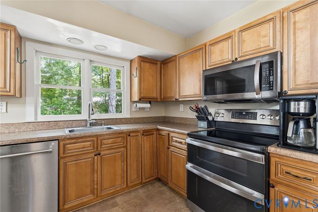 5613 Woods Walk Rd, Midlothian, VA 23112