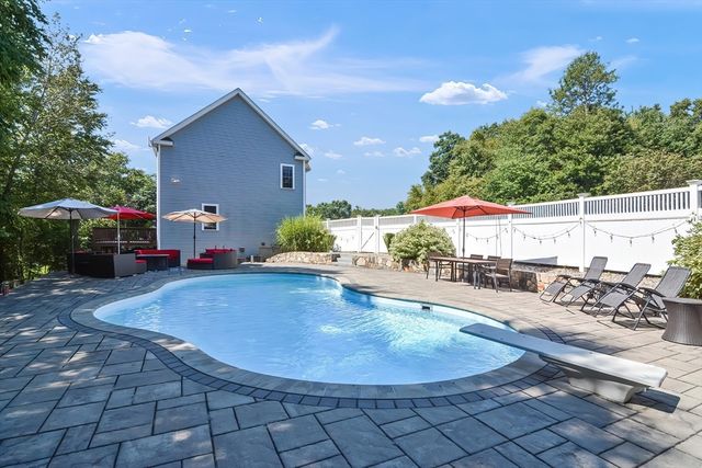 16 Heron Ln, Hopedale, MA 01747