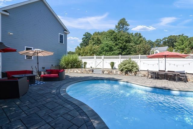 16 Heron Ln, Hopedale, MA 01747