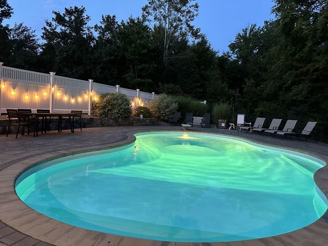 16 Heron Ln, Hopedale, MA 01747