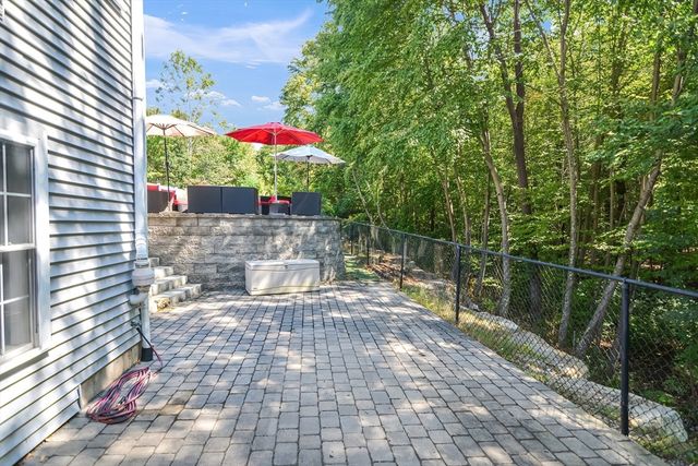 16 Heron Ln, Hopedale, MA 01747