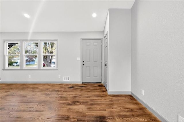 403 NE Howard Avenue, Lee's Summit, MO 64063