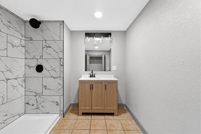 403 NE Howard Avenue, Lee's Summit, MO 64063