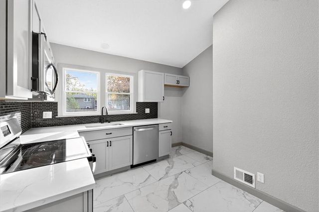 403 NE Howard Avenue, Lee's Summit, MO 64063