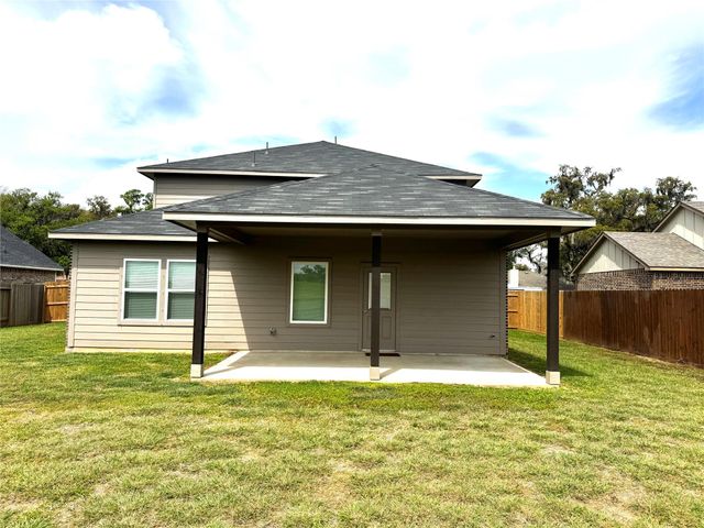 359 Twin Lakes Boulevard W, West Columbia, TX 77486