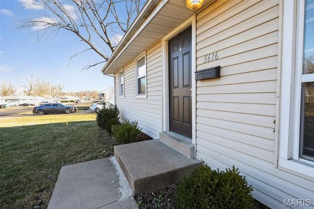 5616 Parchester Drive, St Louis, MO 63121