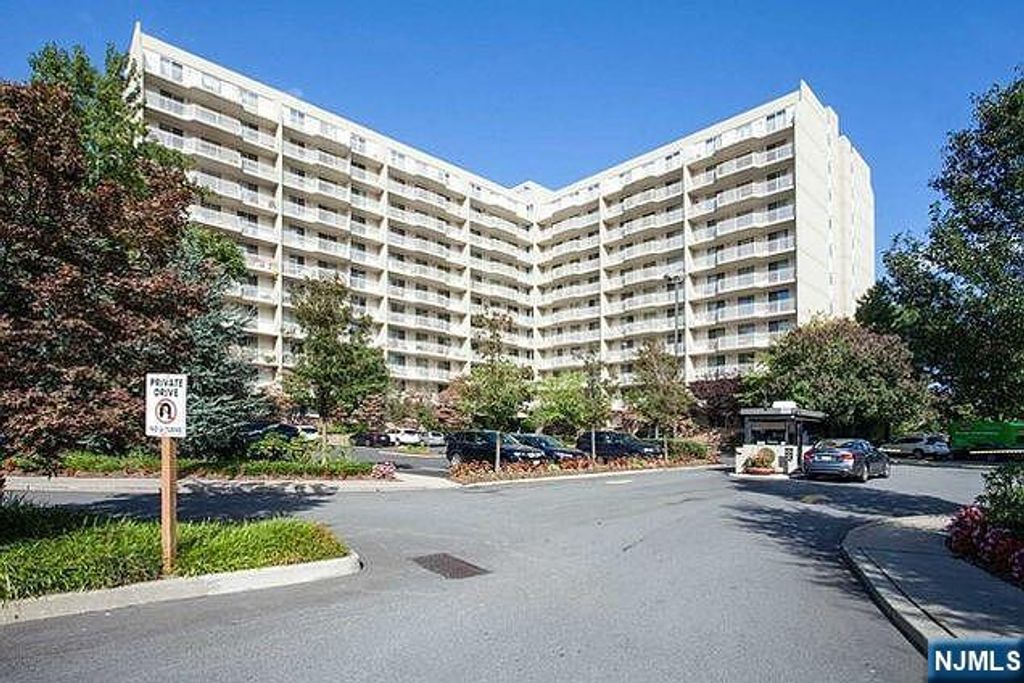 1055 River Road 902, Edgewater, NJ 07020