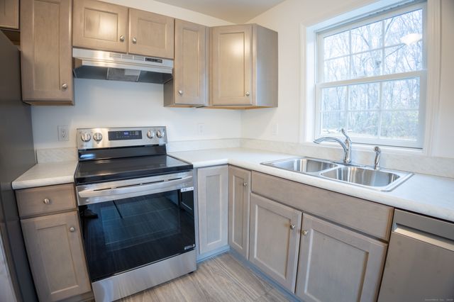 154 Grove Avenue B, Groton, CT 06340