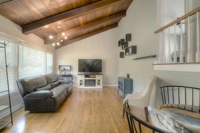 305 Maple Street, Glen Ellyn, IL 60137