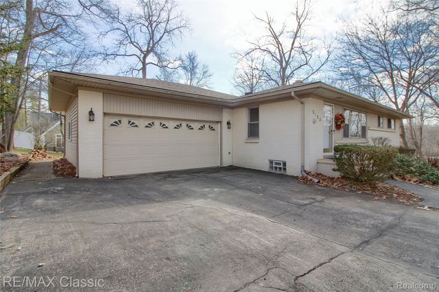 5155 Daron Lane, West Bloomfield Charter Township, MI 48324