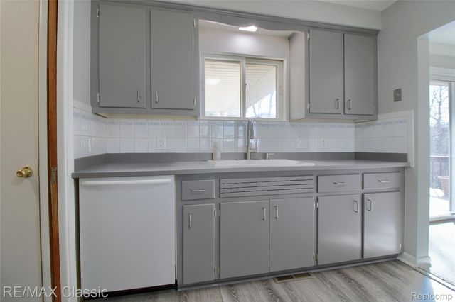 5155 Daron Lane, West Bloomfield Charter Township, MI 48324