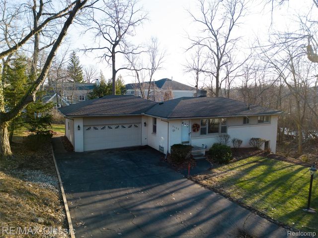5155 Daron Lane, West Bloomfield Charter Township, MI 48324