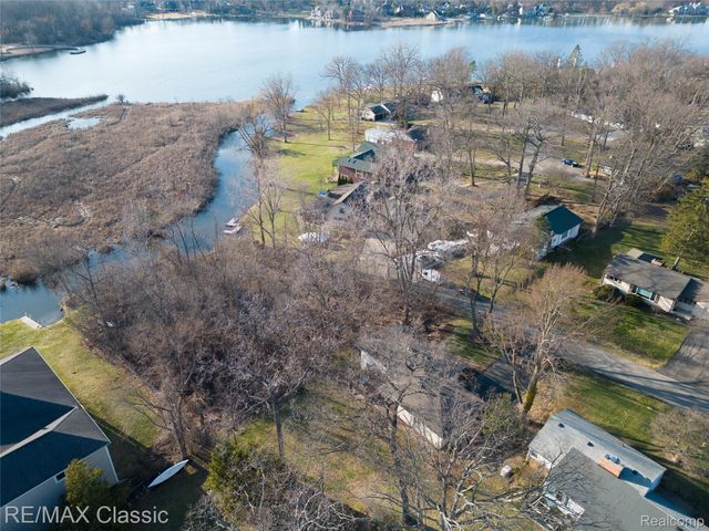 5155 Daron Lane, West Bloomfield Charter Township, MI 48324