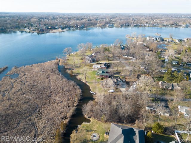 5155 Daron Lane, West Bloomfield Charter Township, MI 48324