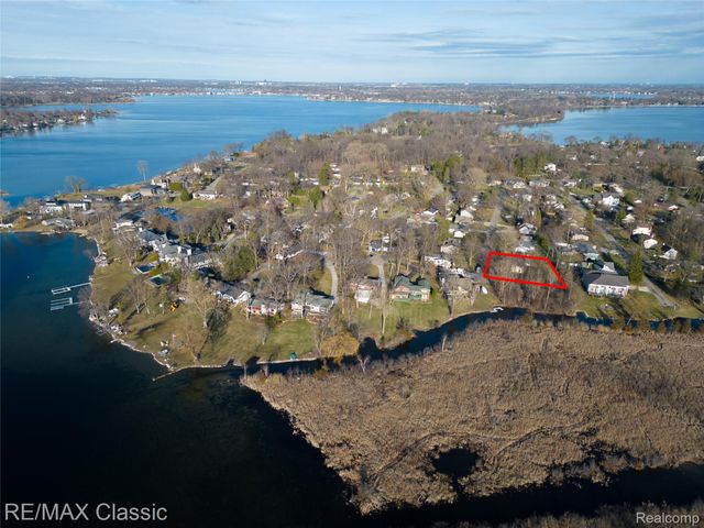 5155 Daron Lane, West Bloomfield Charter Township, MI 48324