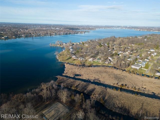 5155 Daron Lane, West Bloomfield Charter Township, MI 48324