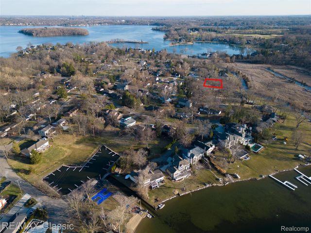 5155 Daron Lane, West Bloomfield Charter Township, MI 48324