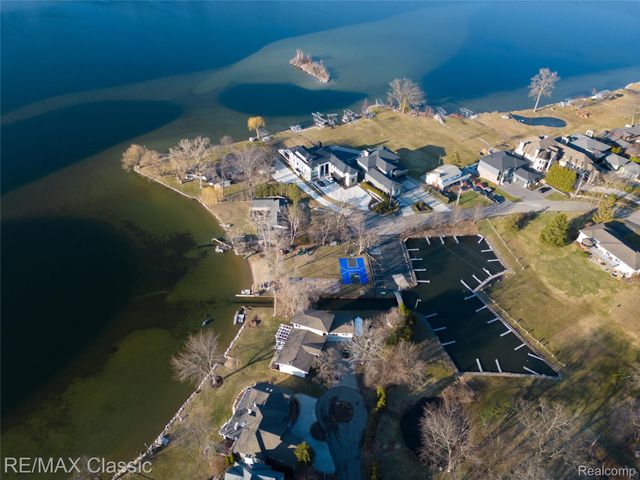 5155 Daron Lane, West Bloomfield Charter Township, MI 48324