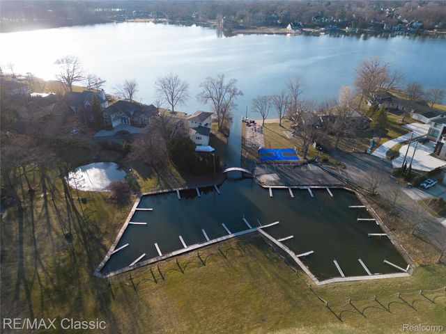 5155 Daron Lane, West Bloomfield Charter Township, MI 48324